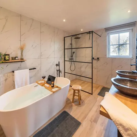 別荘 Spacious Holiday In With Bubble Bath Lierneux