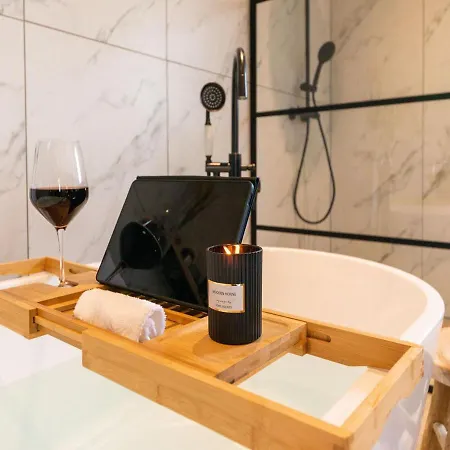Spacious Holiday In With Bubble Bath Holiday home
