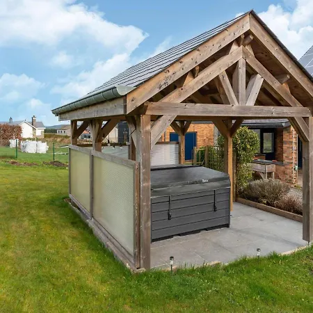 Spacious Holiday In With Bubble Bath *